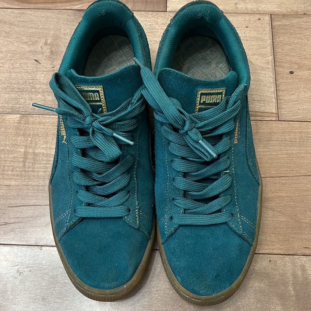 US 11 Puma men Suede Gum with gold logo detail green